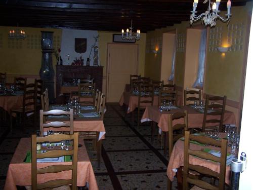 Vallon-en-Sullyle lichou的一间在房间内配有桌椅的餐厅