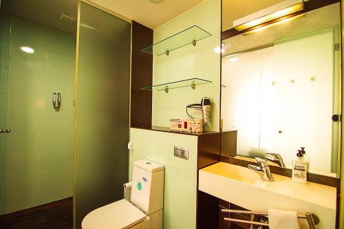 阿尔么丽亚Dream Suites & Apartaments Almería的一间带水槽、卫生间和镜子的浴室