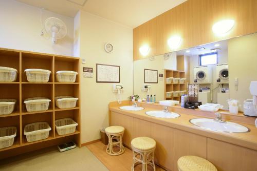藤枝藤枝驿北路线酒店的一间带两个盥洗盆和大镜子的浴室