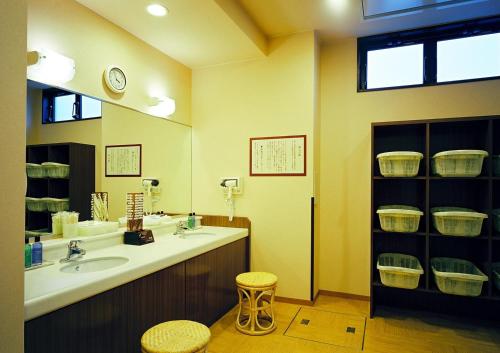 白山市三河国际路线大酒店的一间带水槽和镜子的浴室