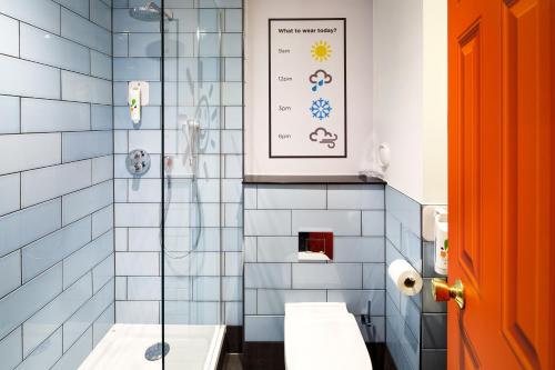 曼彻斯特曼彻斯特波特兰宜必思时尚酒店的一间带两个水槽和玻璃淋浴间的浴室