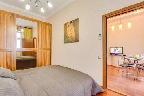 莫斯科阿尔巴特31公寓的卧室配有一张床和一张桌子