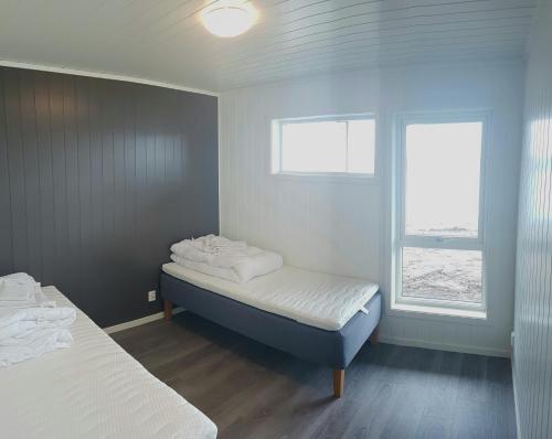 Saltstraumen绍特斯特劳门布里格酒店的一间卧室设有两张床和窗户。
