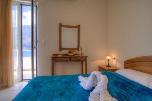巴利恩波萨罗波拉住宿加早餐旅馆的一间卧室配有一张带镜子的蓝色床