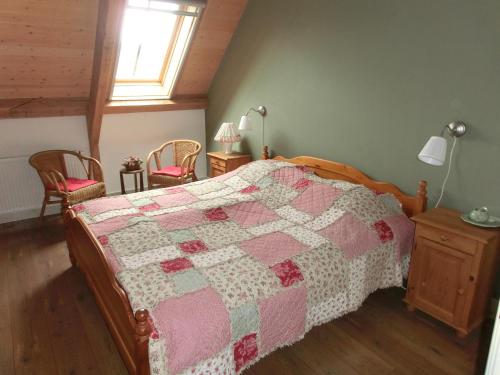 LiempdeBoerderij & Bakhuis的一间卧室配有一张带粉色和白色被子的床