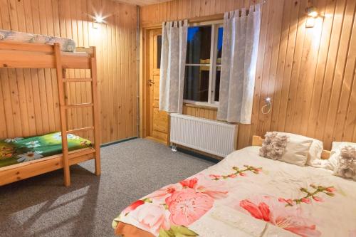 卡布里Tuisuliiva Holiday House的一间卧室配有双层床和窗户。