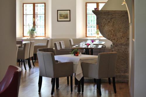 GödersdorfSuiten Schloss Finkenstein的一间带桌椅的用餐室
