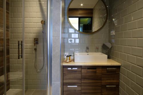 特雷比涅SL Industry Hotel的一间带水槽和镜子的浴室