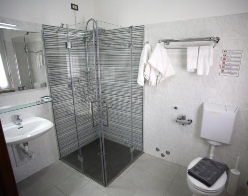 瓦拉泽圣纳扎里奥酒店的带淋浴、卫生间和盥洗盆的浴室