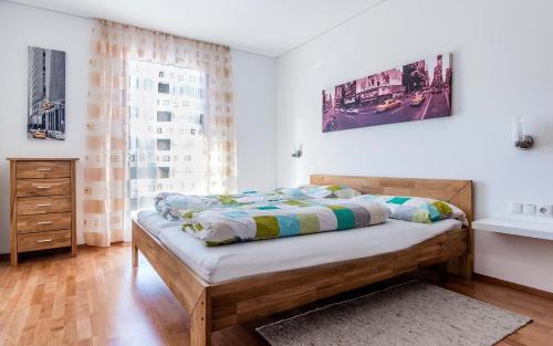 施伦斯Ferienwohnung Lifinar的一间卧室设有一张床和一个窗口