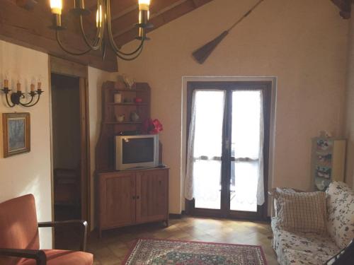 阿兰尼亚·瓦尔塞西娅Rifugio tra i monti的一间带电视和窗户的客厅