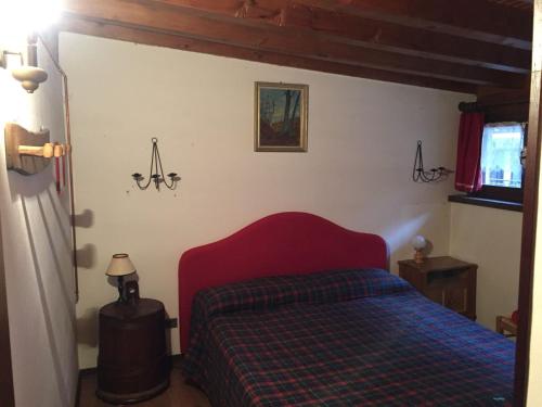 阿兰尼亚·瓦尔塞西娅Rifugio tra i monti的一间卧室配有一张带铺着平底毯的床