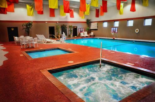 罗切斯特Centerstone Plaza Hotel Soldiers Field - Mayo Clinic Area的一个带大型游泳池的大型游泳池