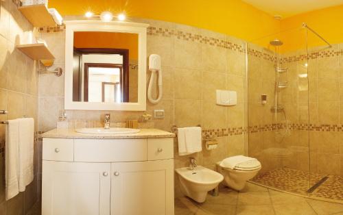 丽都玛里尼La Casarana Wellness Ecoresort的一间带水槽、卫生间和淋浴的浴室