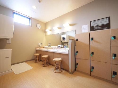 天童市天童旅馆酒店的浴室设有水槽、镜子和凳子