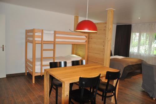 施瓦尔茨湖Alte Bäckerei的一间带桌子和双层床的用餐室