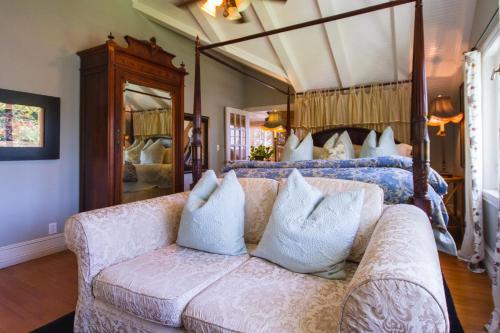 拉古纳海滩Arabella Laguna的客厅配有沙发和1张床
