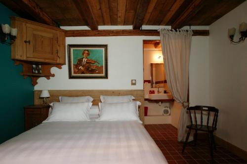 伊尔基希-格拉芬斯塔登拉斯图布斯特拉斯堡南住宿加早餐旅馆的卧室配有带白色枕头的大床