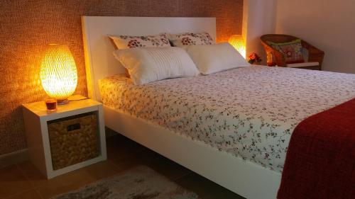 米尔芳提斯城Apartamento Praiamar的一间卧室配有一张床和一张桌子上的台灯