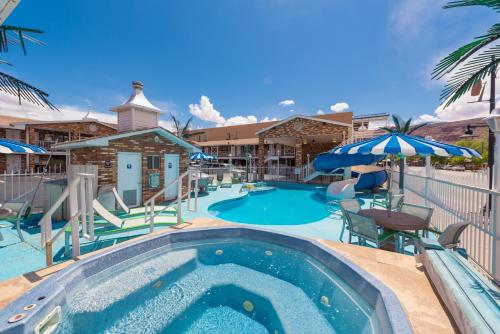 摩押远征汽车旅馆的度假村的游泳池配有桌子和遮阳伞