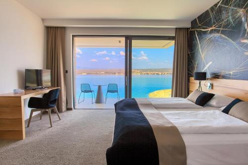 马林斯卡Hotel Villa Margaret的酒店客房设有一张床,享有海景。