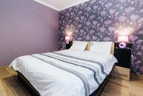 苏梅VIP Apartment ob Gorkogo Square的一间卧室设有一张紫色墙壁的大床