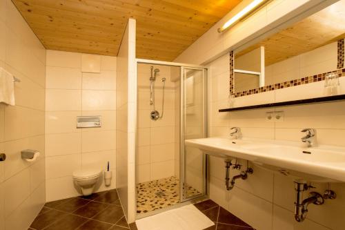 弗拉绍雅各德霍夫公寓的带淋浴、盥洗盆和卫生间的浴室