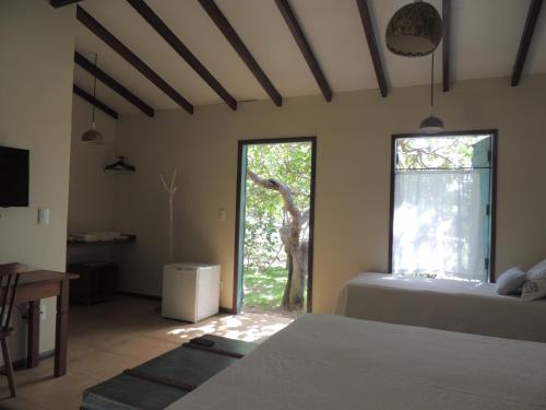 圣米格尔-杜戈斯托苏奇卡皮坦加旅馆的一间卧室配有一张床,窗户外设有长颈鹿