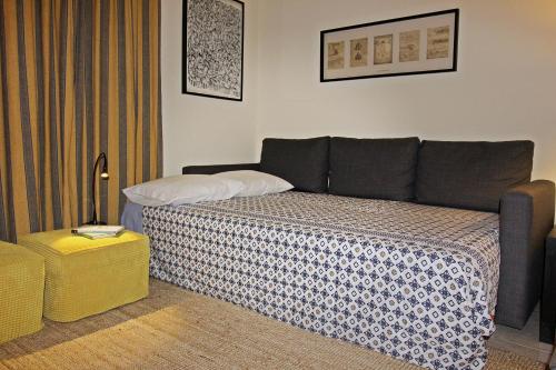 波尔图Bombarda House & Home的一间卧室配有一张床铺,床上有毯子