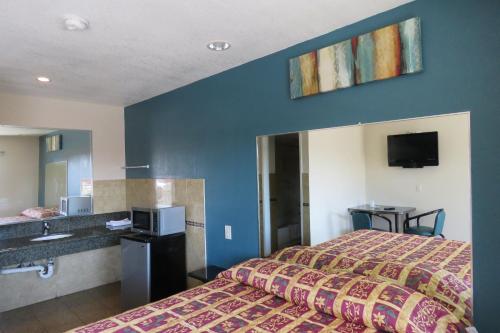 洛杉矶Florentina Motel - Los Angeles的酒店客房设有床和水槽