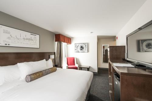怀特霍斯厄齐沃特酒店的酒店客房,配有床和电视