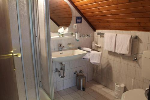 Bescheid贝驰耶德尔磨坊酒店的一间带水槽和卫生间的浴室