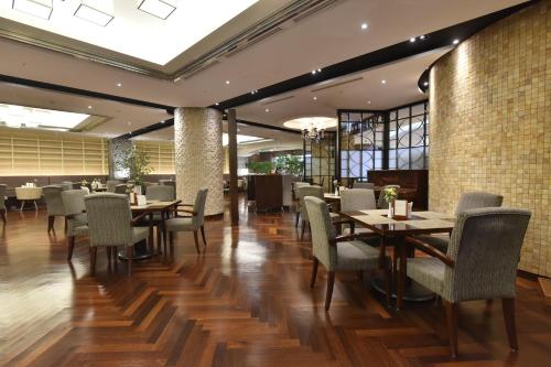 首尔太平洋酒店的餐厅铺有木地板,配有桌椅
