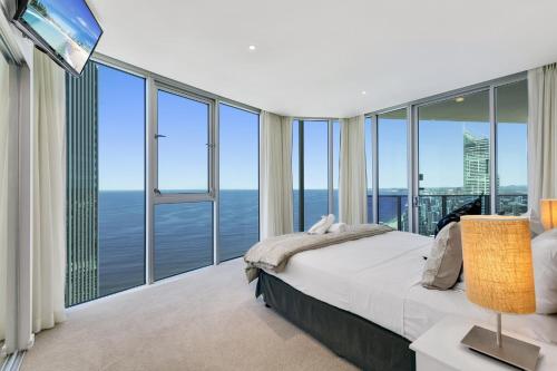 黄金海岸Orchid Residences - HR Surfers Paradise的一间卧室设有床铺和大型玻璃窗