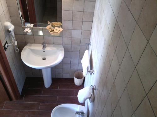 维耶斯泰B&B Villa Makkalè的一间带水槽和卫生间的小浴室