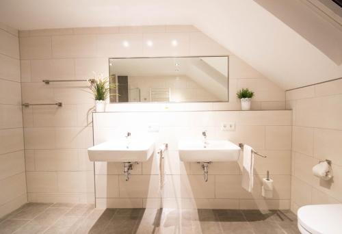 纳尔巴赫Hotel Restaurant Litermont的浴室设有2个水槽和镜子