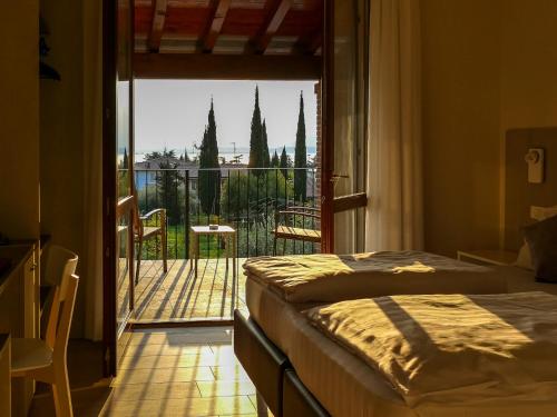 拉齐塞阿格里奥利维酒店的一间卧室设有一张床和一个美景阳台