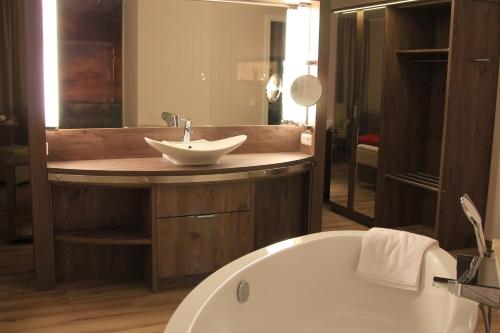 安格尔明德维斯弗莱尔酒店的带浴缸和盥洗盆的浴室