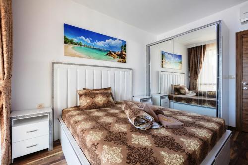 阳光海滩维尔希斯精品公寓式酒店的一间卧室配有一张带大镜子的床