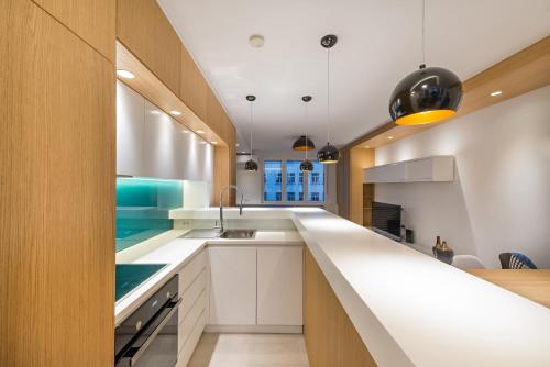贝尔格莱德Vivio Luxury Apartment的厨房配有白色橱柜和台面