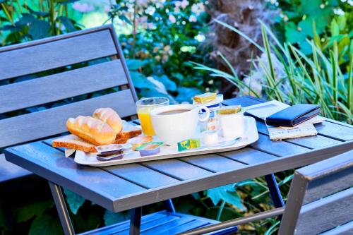 萨兰北奥尔良 - 赛纶普瑞米尔经典酒店的蓝色桌子上的早餐盘