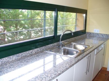 纳瓦拉Villa Torremirona Resort Palmeras的带水槽的厨房台面和窗户