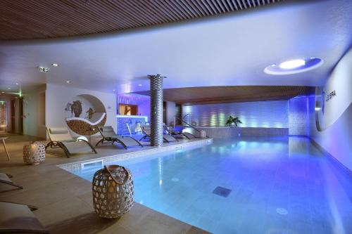 葱仁谷帕斯米娜瑞福酒店的在酒店房间的一个大型游泳池
