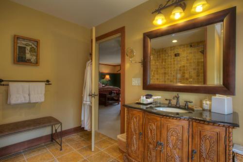 曼切斯特瑞拉豹餐厅酒店的一间带水槽和镜子的浴室