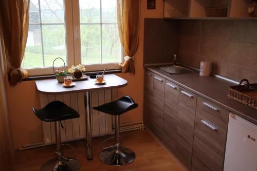 维尔蒂尼克Rajski vrt的厨房配有小桌子和2把凳子