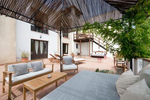 格拉纳达卡萨邦博酒店的一个带床和椅子的户外庭院