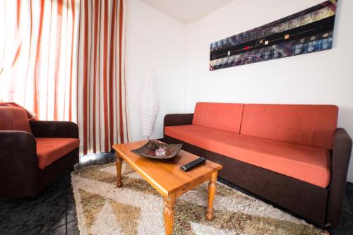 弗龙特拉胡卡尔公寓的带沙发和咖啡桌的客厅