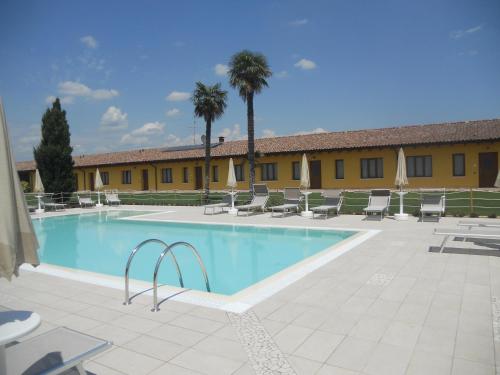 多索博诺里卡希迪康帕尼亚农庄酒店的一个带椅子的游泳池和一个背景建筑