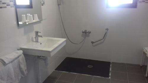 Mirabel-aux-BaronniesLe Saint Victor的白色的浴室设有水槽和淋浴。