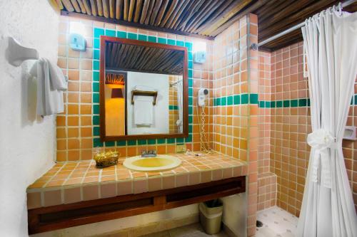科苏梅尔科苏梅尔海滨酒店&潜水度假酒店 的一间带水槽和镜子的浴室